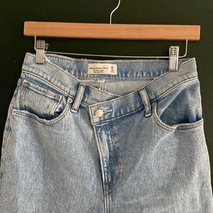 A&F curve love ultra high rise 90’s straight jeans size 8